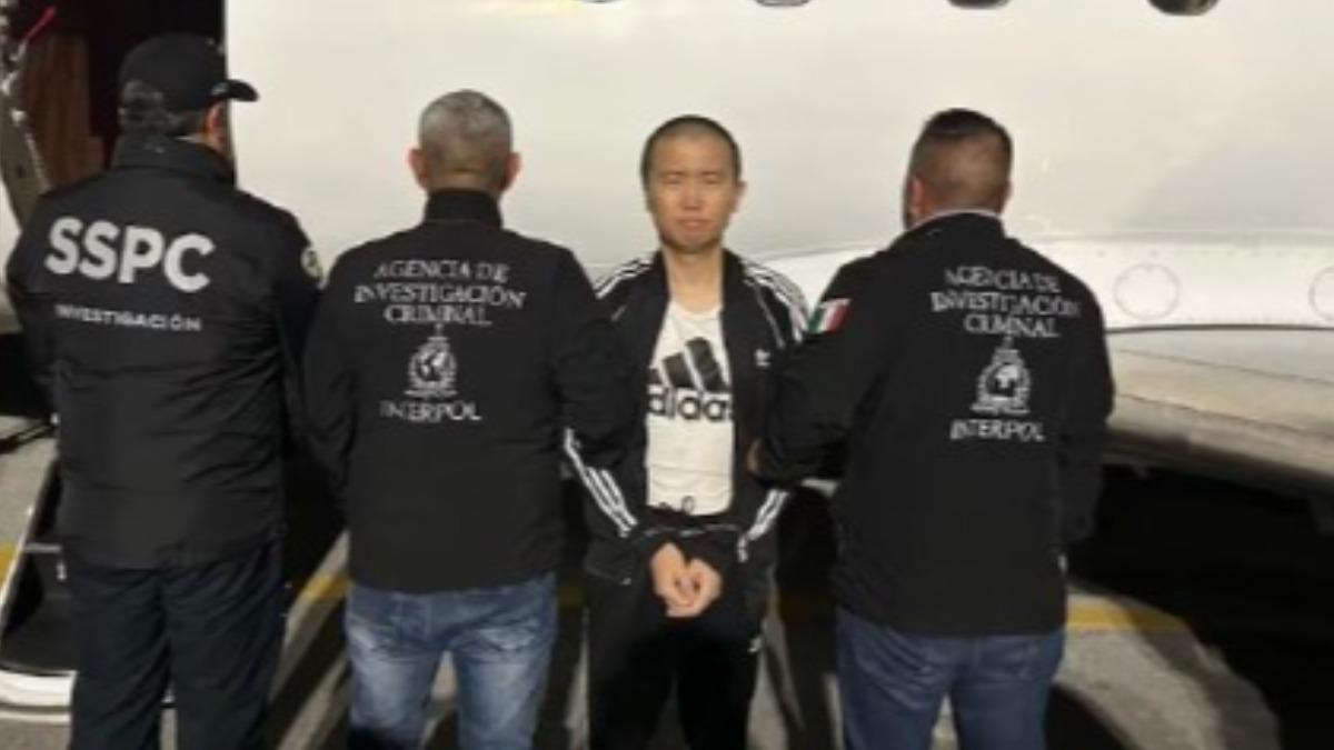 張智棟(正面者)同樣北京大學畢業,隨後成為跨國販毒集團的首腦。(圖/翻攝 微博 @貼小君)