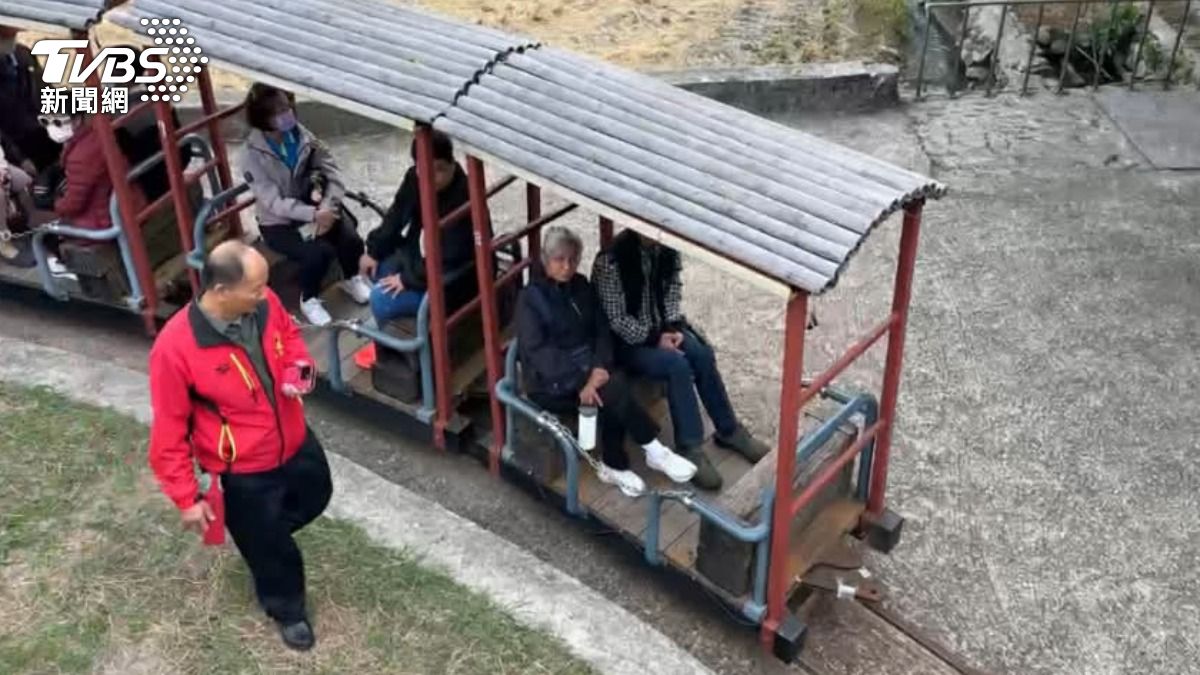 槺榔驛小火車翻覆驚魂!倒車行駛壓上石頭出軌 家屬:孩子嚇到崩潰大哭