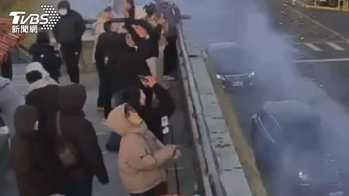 警方趕到現場，發現地上煙火碎屑與煙火盒，當場依國家公園法開罰3000。(圖／翻攝網路)