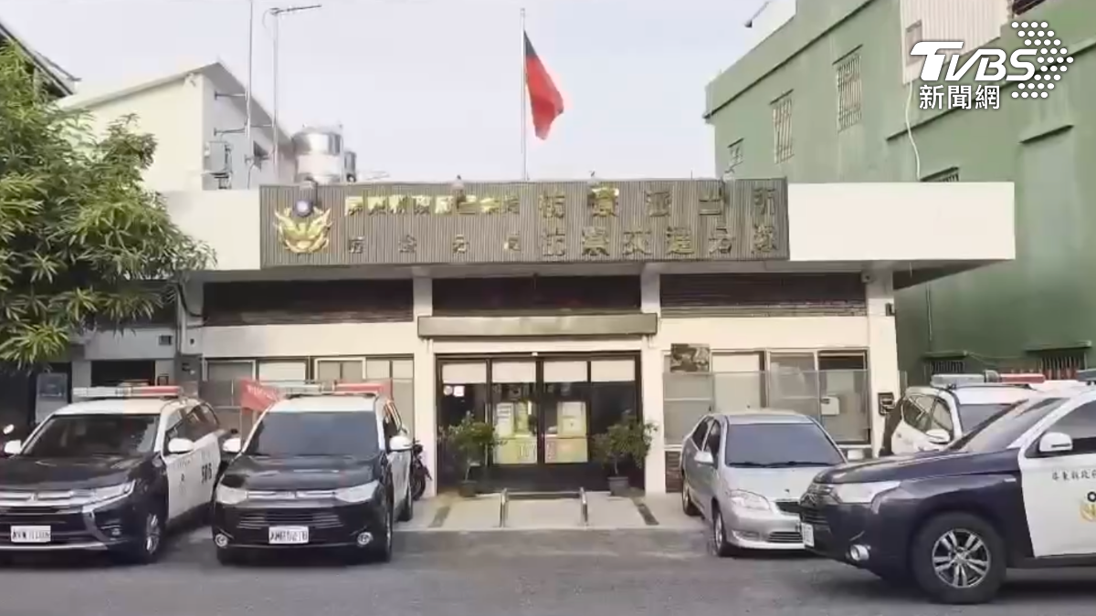男子淡定前往派出所報案。（圖／TVBS）