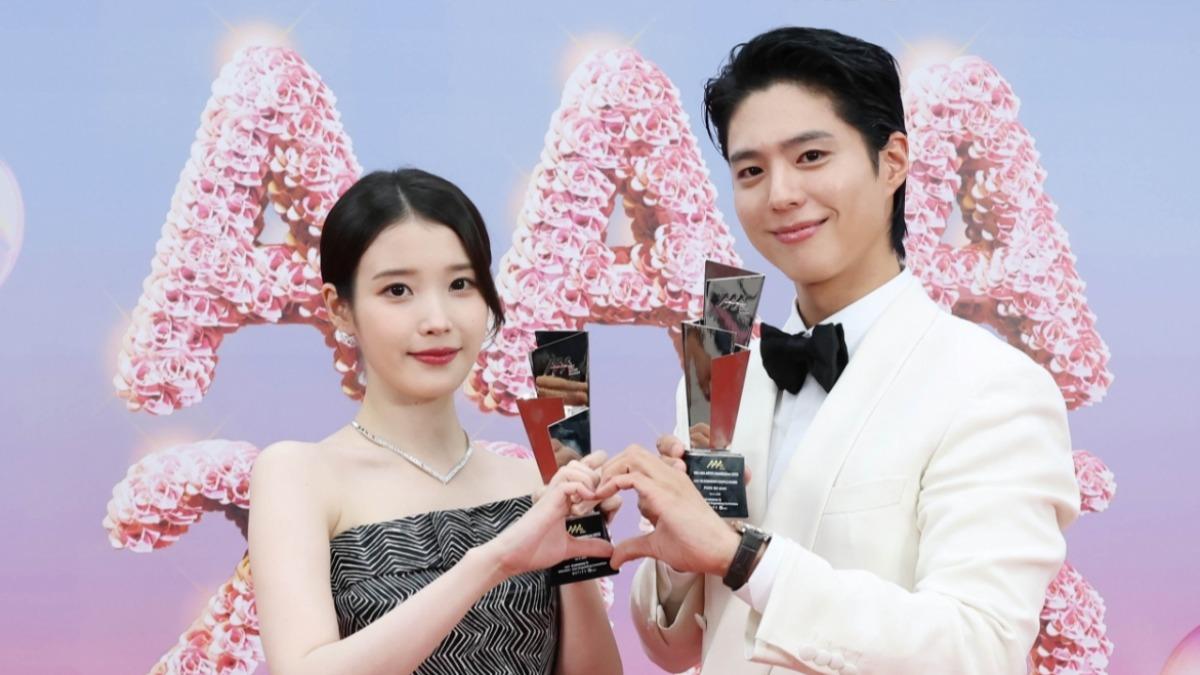 朴寶劍與IU出席典禮。（圖／STARNEWS提供）