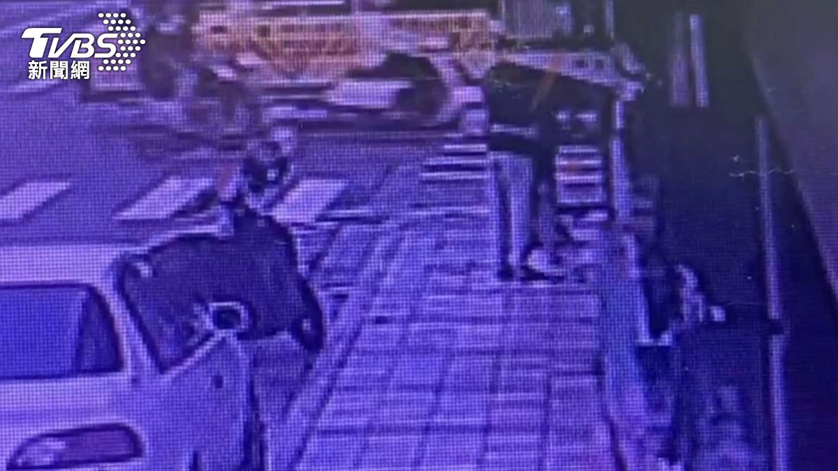 才「街頭擁妻」告別!8小時後轟斃通緝犯 槍手逃亡柬埔寨