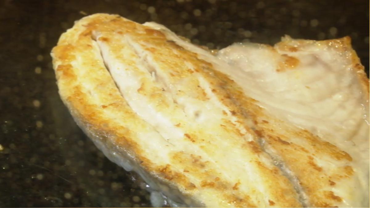 賣場代客海鮮,假日均煎10片魚,每月最多破百片。(圖/TVBS)