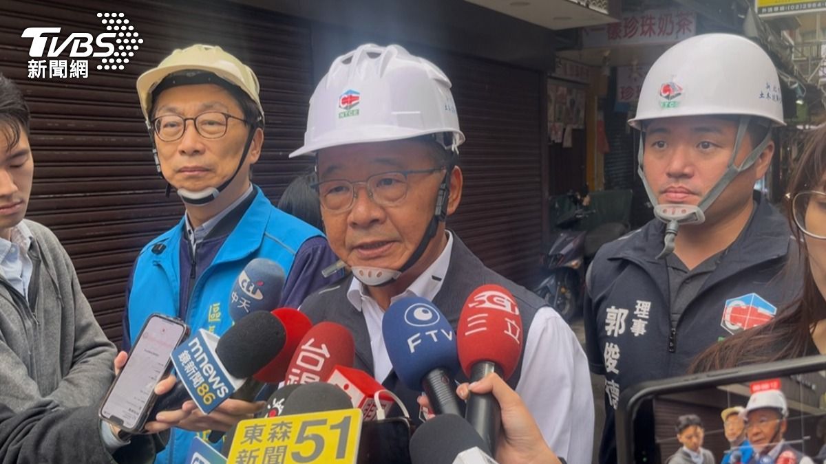 板橋區區長陳奇正(左)、新北市土木技師公會理事長邱達昌受訪(中)。(圖/蕭沁梅攝)