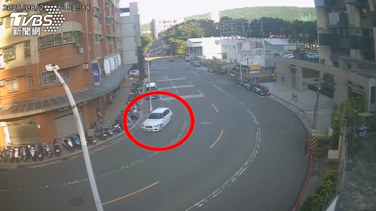 槍手犯案後,為了逃避追捕,不斷更換接應車輛製造斷點。(圖/TVBS)