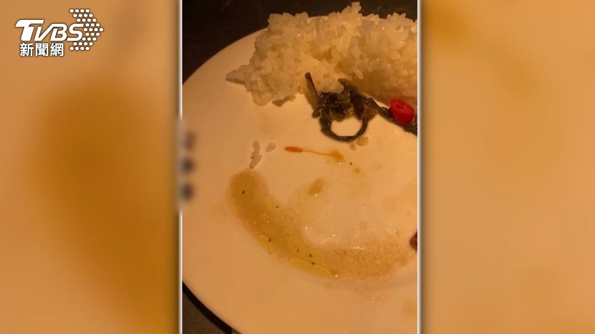 台中公益路4.8顆星酸菜魚店,驚見蟲蟲,客挑出控噁心。(圖/翻攝網路)