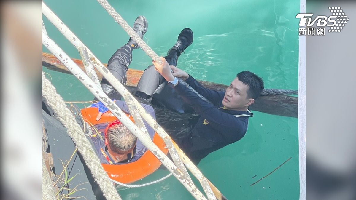 高雄市刑事鑑識中心主任,登船勘驗,卻不慎落海還撞到頭,額頭到頭皮有13公分撕裂傷。(圖/TVBS)