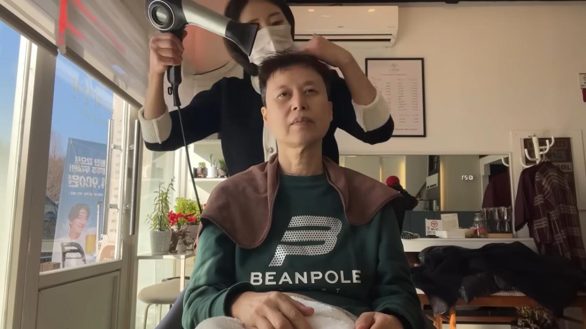 朴美善在影片中還分享戴哪種假髮更方便。（圖／翻攝自我是朴美善YT）