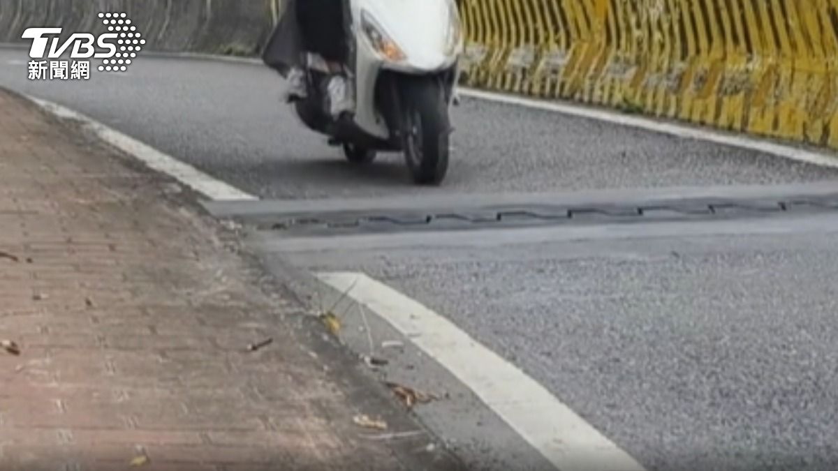 危險「機車3彎」 男自摔亡家屬控「設計不良」。(圖/TVBS)