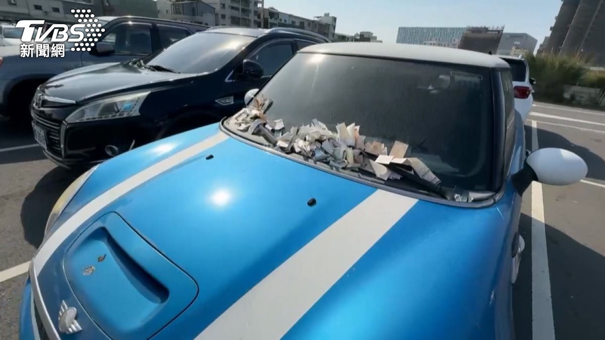 全是灰塵！轎車占用停車場數月，繳費單「多到數不清」。（圖／TVBS）