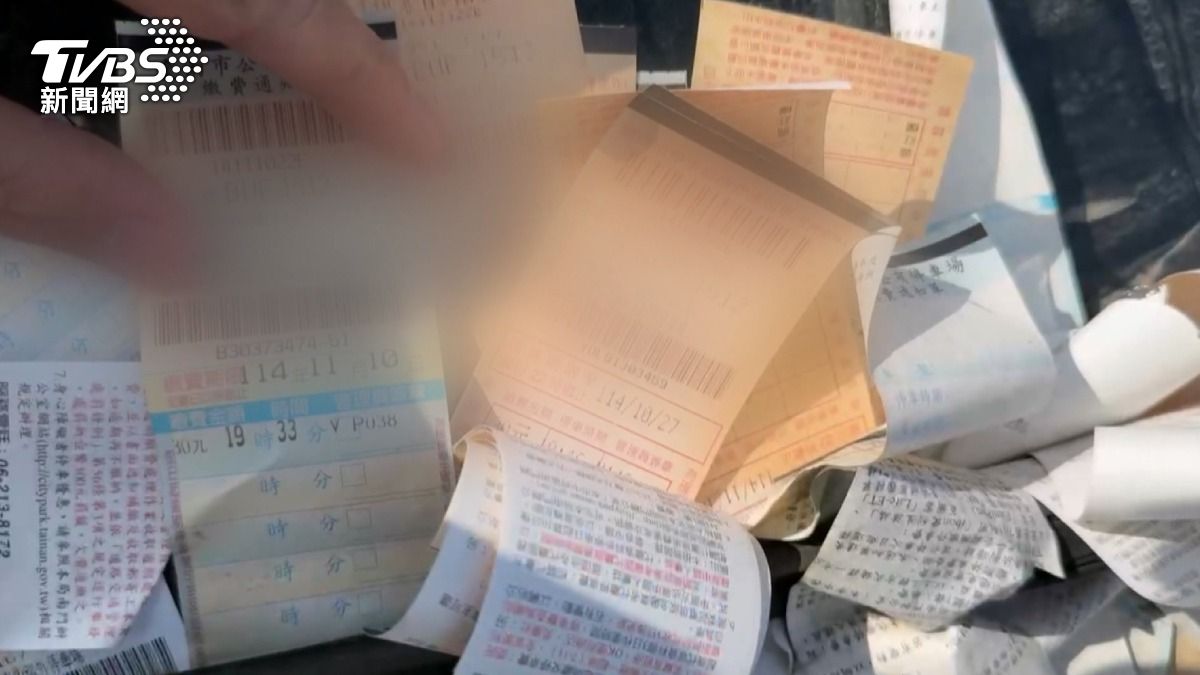 當地民眾表示這輛轎車已停放超過半年，都沒動過，累積超多停車單。（圖／TVBS）