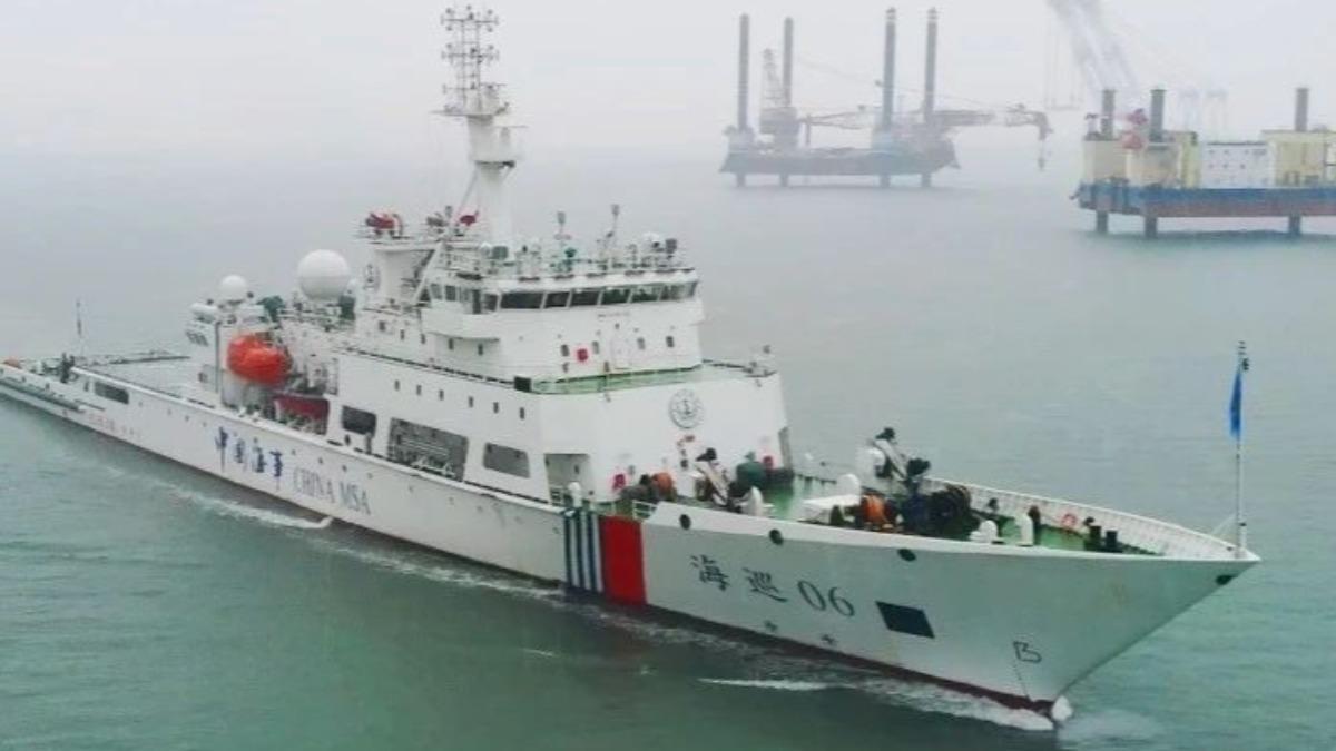 12/6,中新社報導,中國福建海事局聯合中國交通運輸部東海救助局,首度在「台灣灘」海域舉行「搜救應急演練」。圖為參與行動公務船之一的「海巡06」。(圖/北京日報)