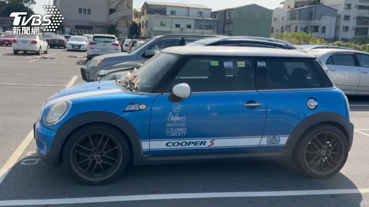停車營運科長表示會發文限期車主改善，如果逾期的話，會通報警方，協助將車子移置保管。（圖／TVBS）