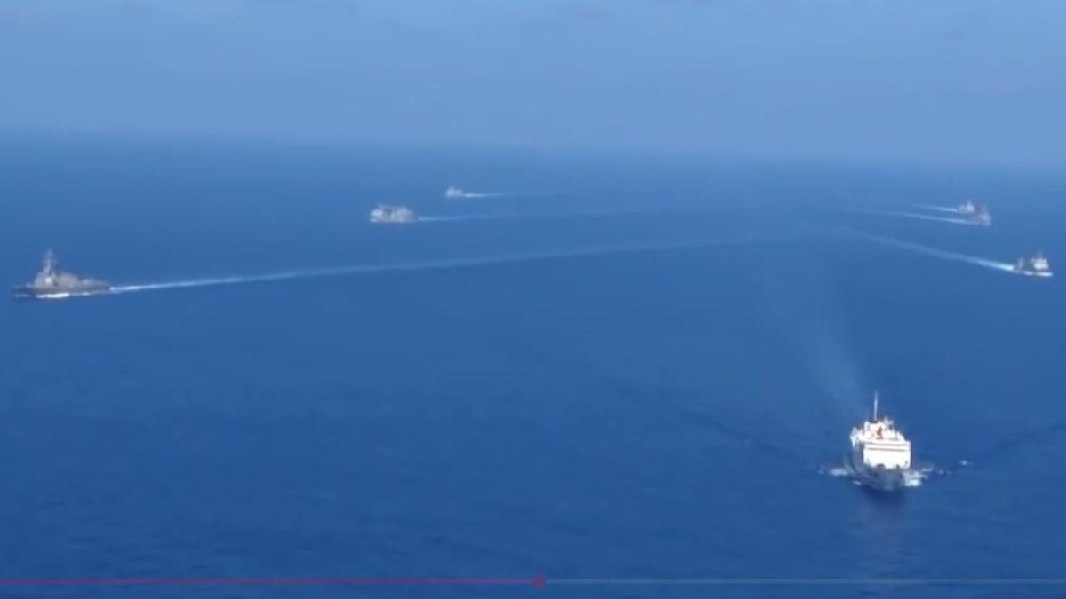 路透社和共同社相繼披露,中共解放軍和海警的艦艇,於12月初大舉部署於東亞海域,更稱數量最多時超過百艘。圖為過往艦隊操演畫面。(圖/央視)