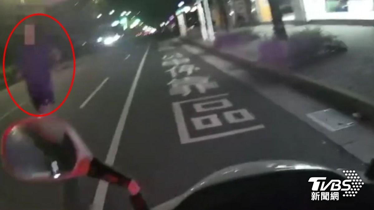 男逆向闖燈夜跑,拒檢又辯只是運動遭壓制。(圖/TVBS)