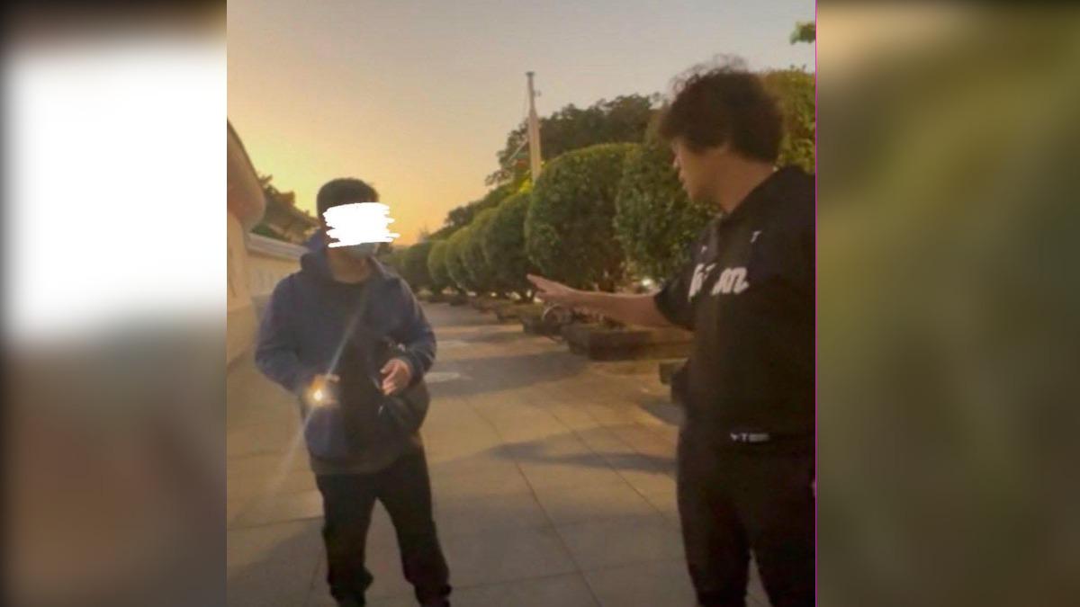 民進黨立委沈伯洋表示,七日傍晚和女兒散步時,遭到一名男子尾隨並進行政治謾罵。(圖/沈伯洋臉書提供)