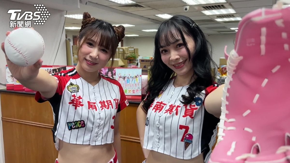 華南期貨2026年桌曆，找來自家員工化身成啦啦隊。（圖／TVBS）