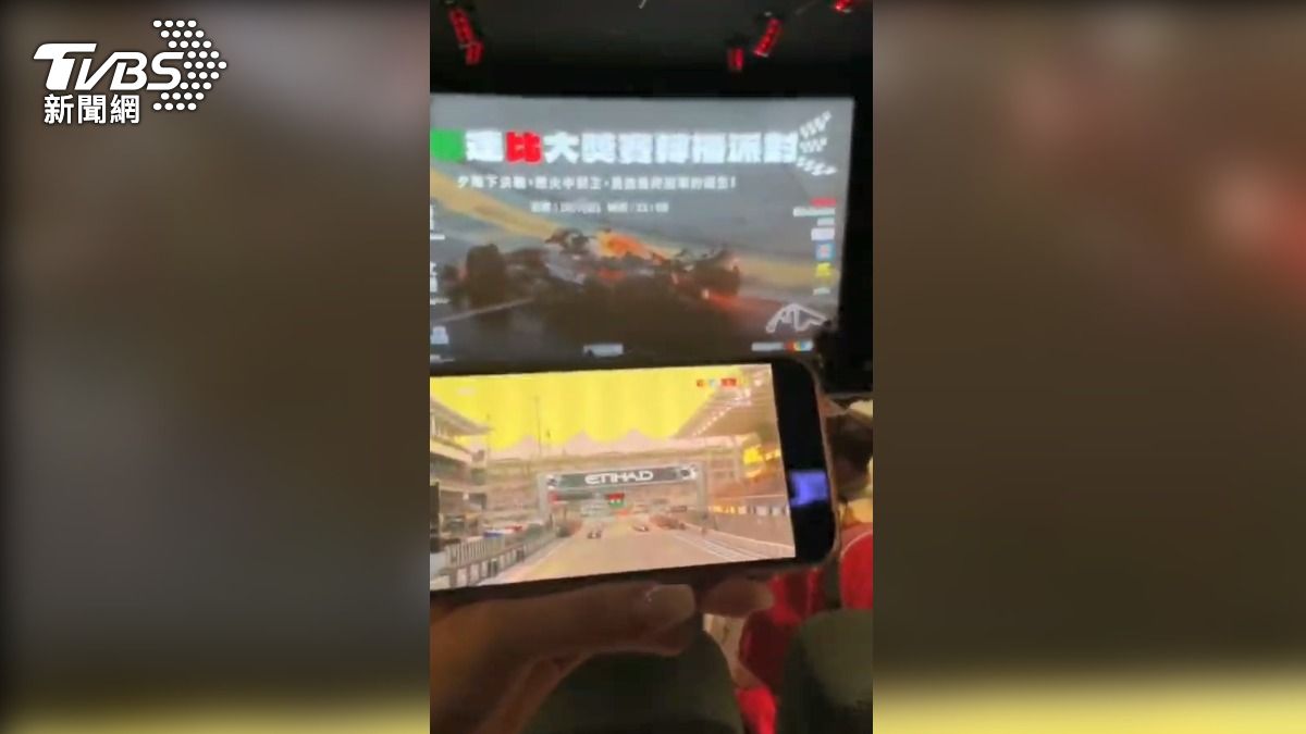 到電影院看「F1年度最終站」，卻因為設備出問題，民眾一度在影廳裡看手機直播。（圖／TVBS）