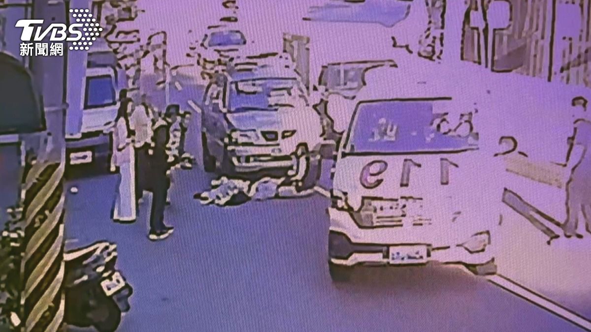 疑「逆光」惹禍！女大生撞貨車，又遭2度追撞 3人傷。(圖／民眾提供)