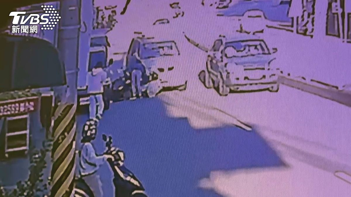 兩名女大生騎機車下課時因逆光視線受阻，撞上路邊停放的小貨車後車斗。(圖／民眾提供)