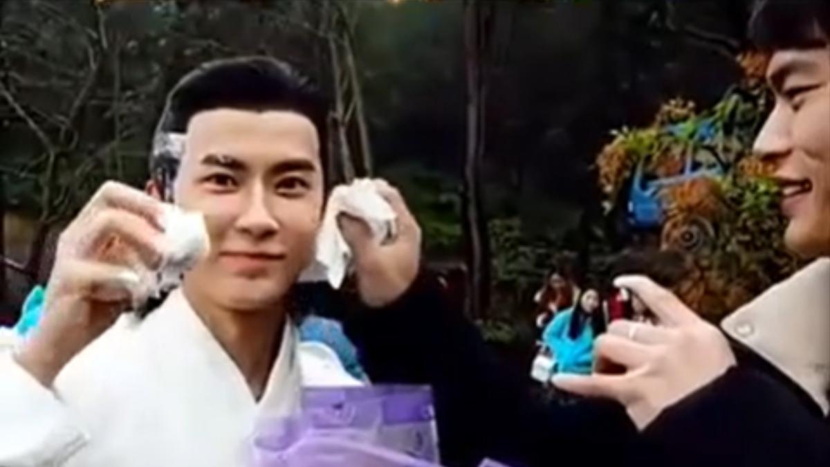 于朦朧(左)跟大鵬互動偏向孩子氣。(圖/翻攝自抖音)