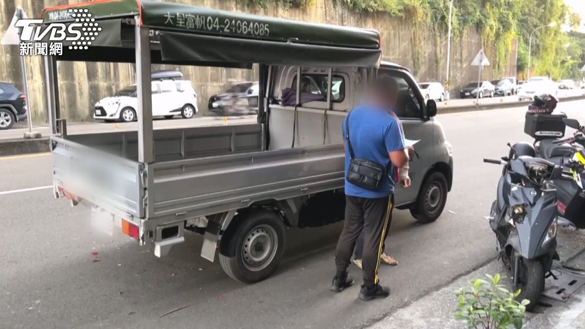 肇事廂型車駕駛也承認視線受阻，「遮陽板我就有放下來，但還是看不見。」。(圖／TVBS)