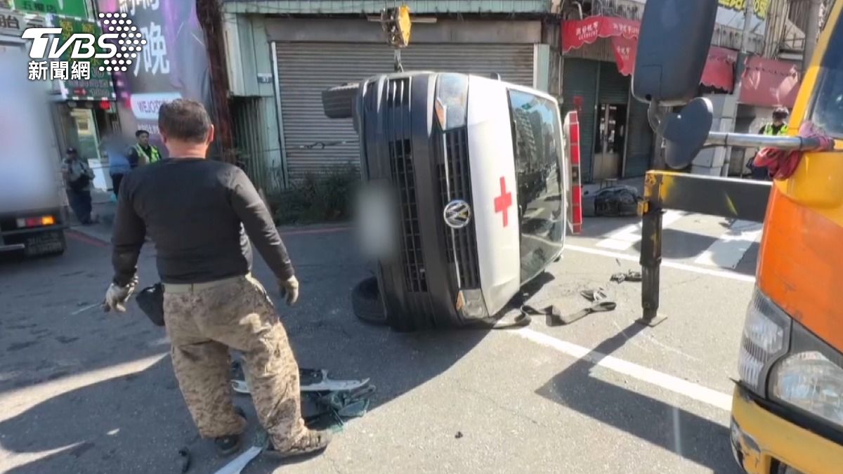 救護車雖有鳴笛閃燈通過紅燈路口,但因左轉車道大車阻擋視線,與直行的貨車相撞後側翻。(圖/TVBS)