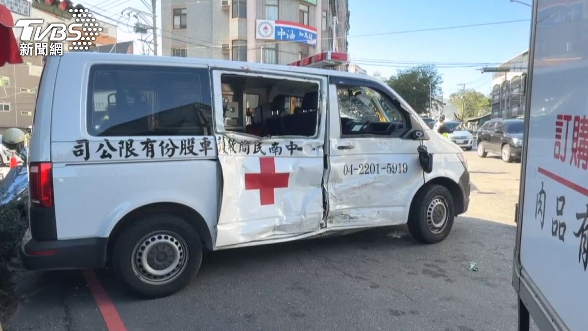 救護車因撞擊失控側翻,衝向路邊的機車待轉區,導致女騎士連人帶車摔倒在地。(圖/TVBS)