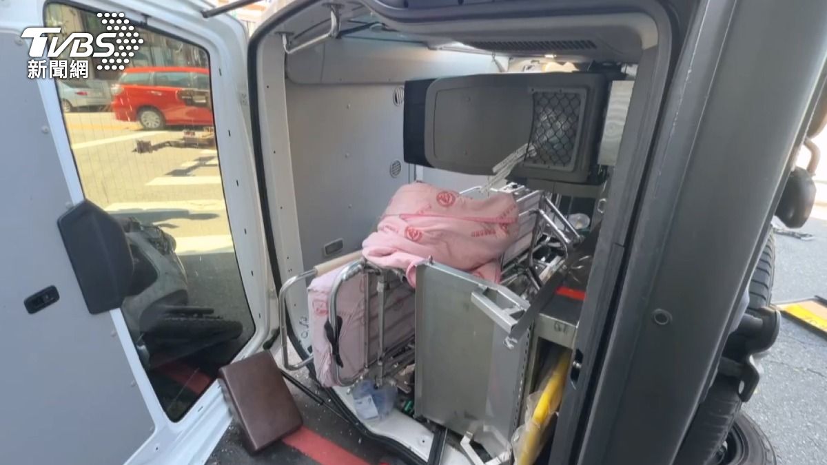 救護車側翻在地,車窗玻璃破裂,車內的救護器材東倒西歪。(圖/TVBS)