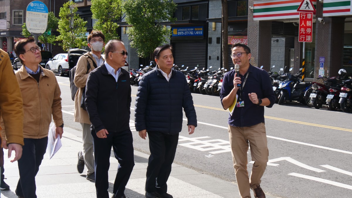 ▲交通部次長陳彥伯（右三）視察中和四號公園行人通行環境改善。(圖片來源：新北市政府交通局)