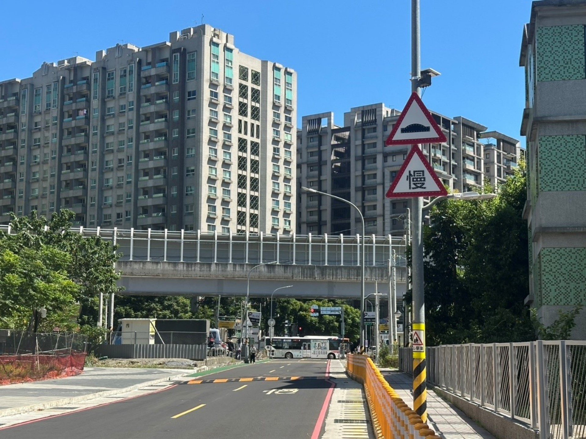 ▲北大國小國成街增設減速丘與太陽能警示標誌。(圖片來源：新北市政府交通局)
