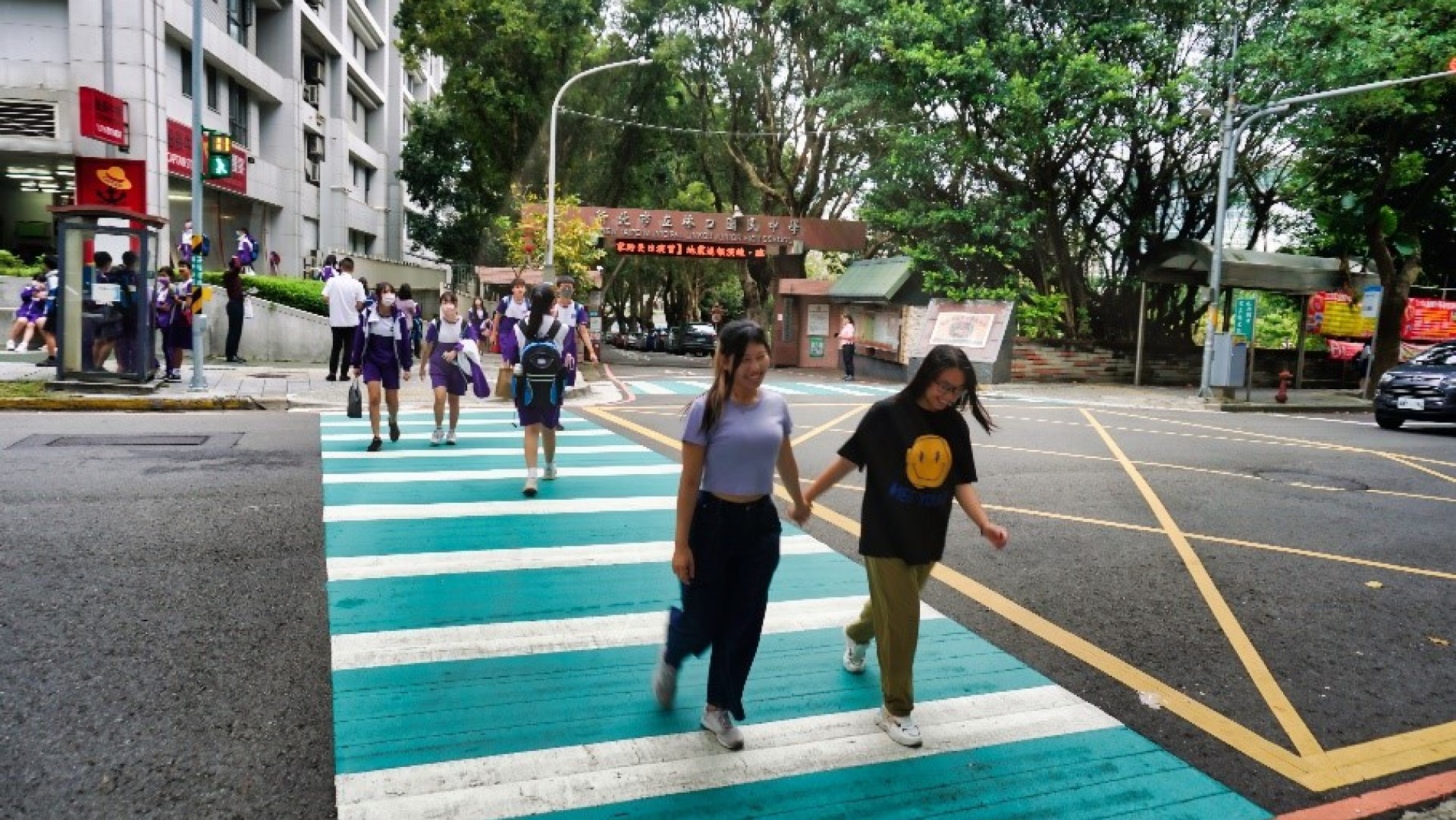 ▲綠底行穿線提高駕駛人辨識警示。(圖片來源：新北市政府交通局)