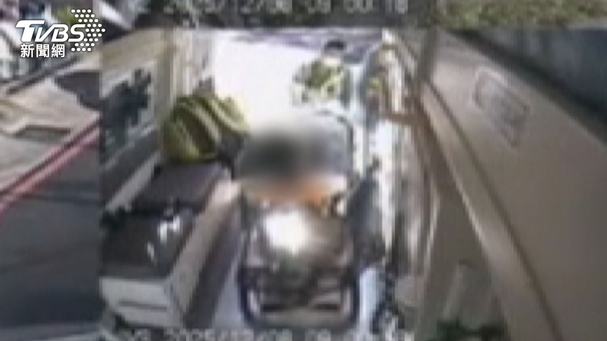 台中男墜樓砸傷女騎士 疑遭詐騙輕生。(圖/TVBS)