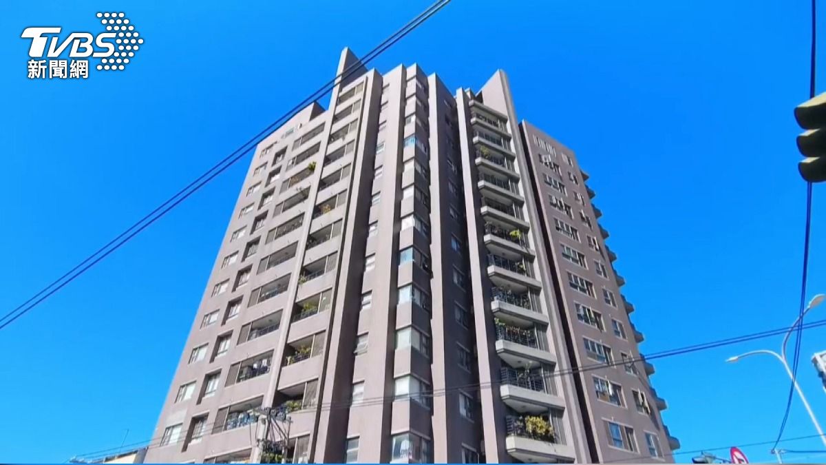 男從15樓躍下 女騎士遭砸「右膝傷」。(圖/TVBS)