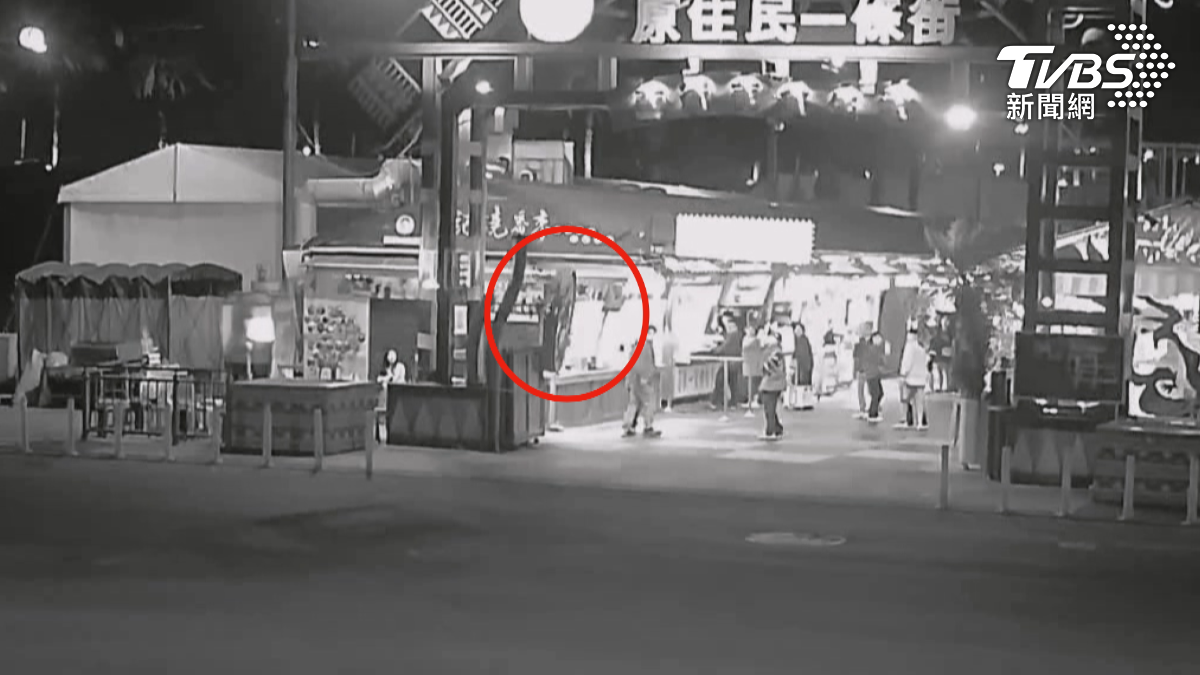 花蓮東大門夜市，百公斤招牌地震後掉落，險砸中兩名遊客。（圖／TVBS）