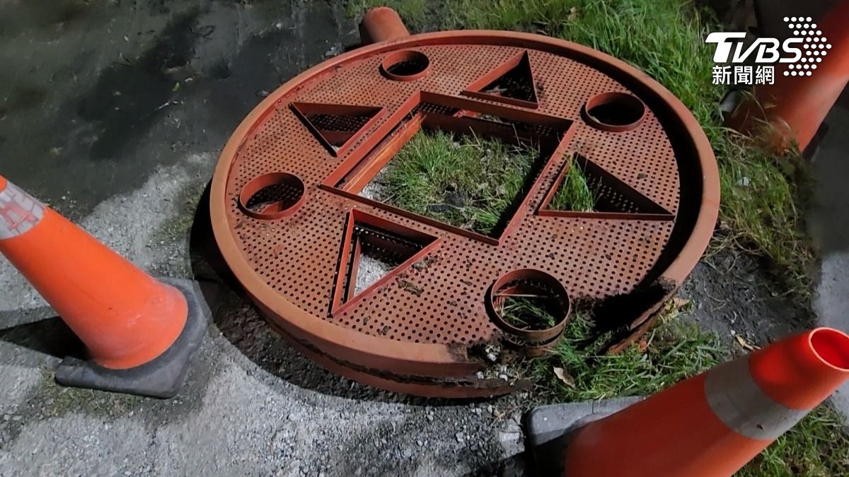 疑接縫處生鏽，又遇到地震搖晃，百公斤招牌掉落，民眾急忙移除通報。（圖／TVBS）