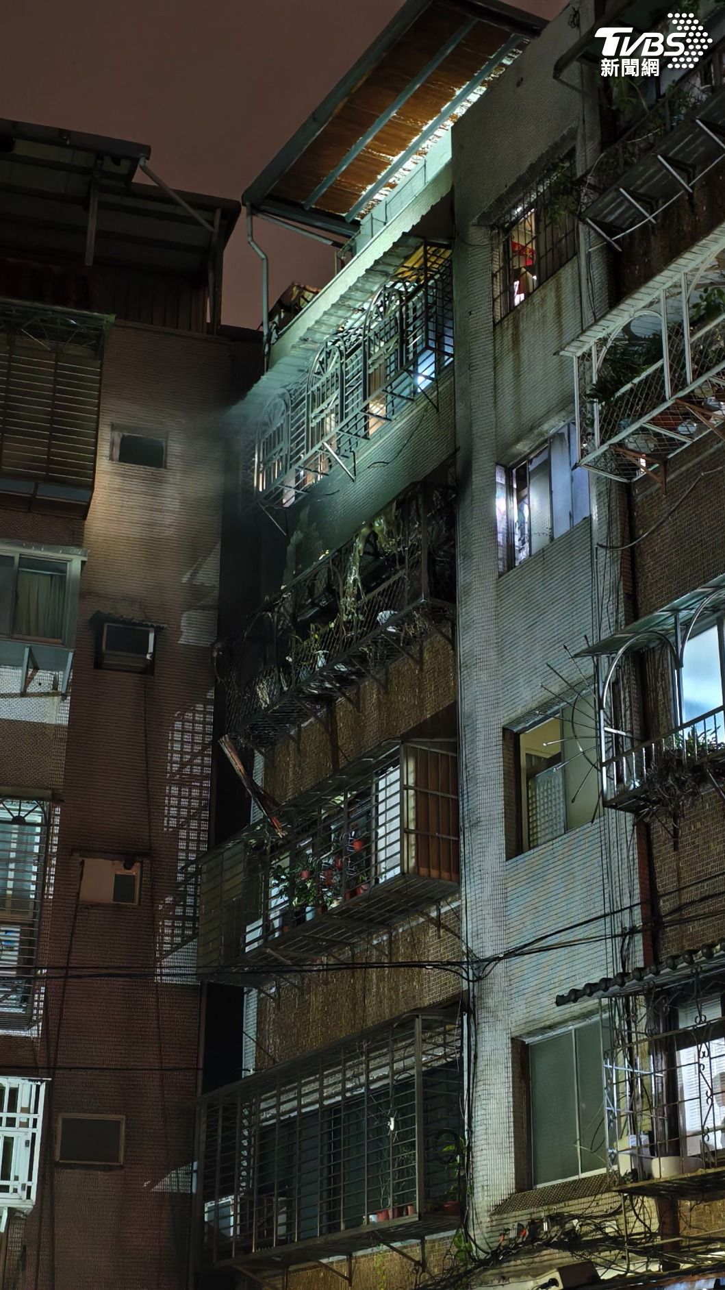 火勢於晚間11時42分順利撲滅。(圖/陳冠宇攝)