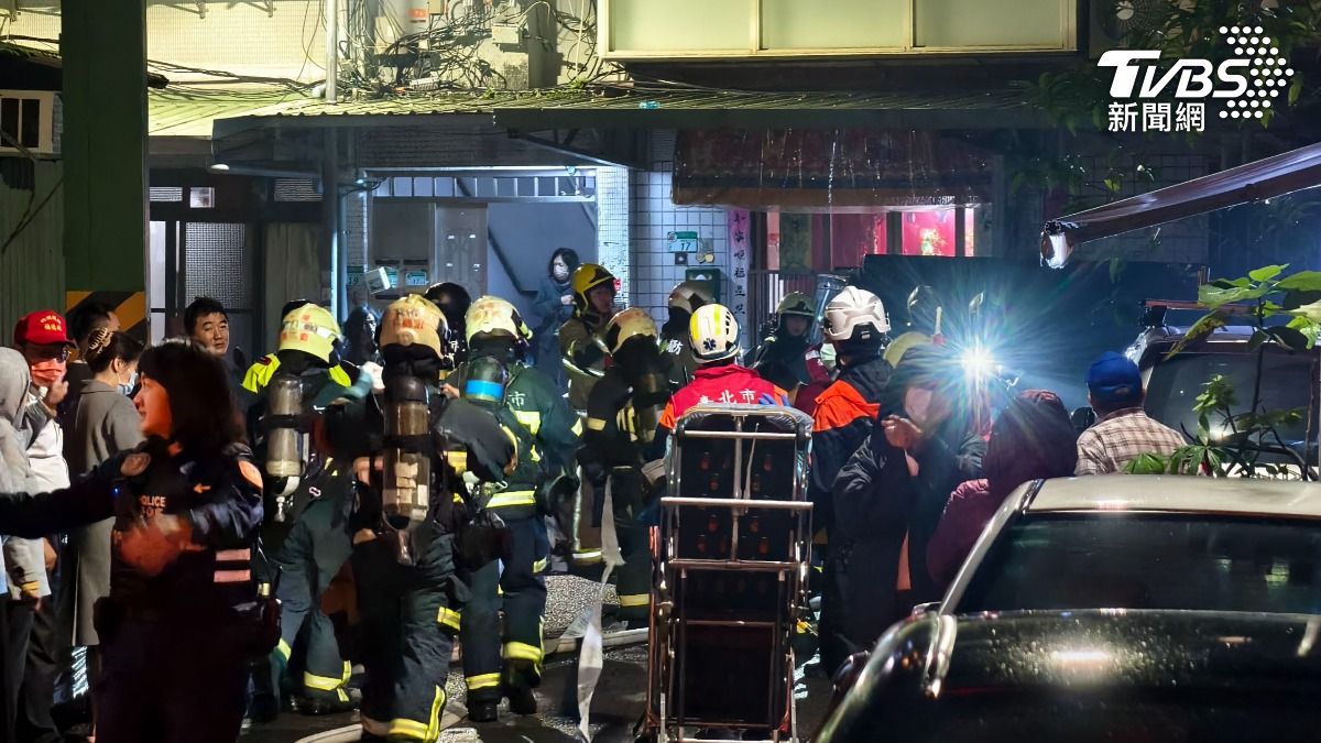 北市消防局出動25輛各式消防車與3輛救護車,共70名消防、救護人力投入搶救。(圖/陳冠宇攝)