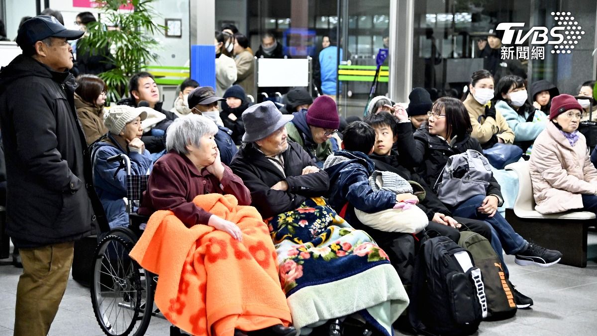 青森縣、北海道和岩手縣居民,在接近攝氏零度的刺骨寒風中被迫避難,許多民眾驚恐不已。(圖/達志影像美聯社)