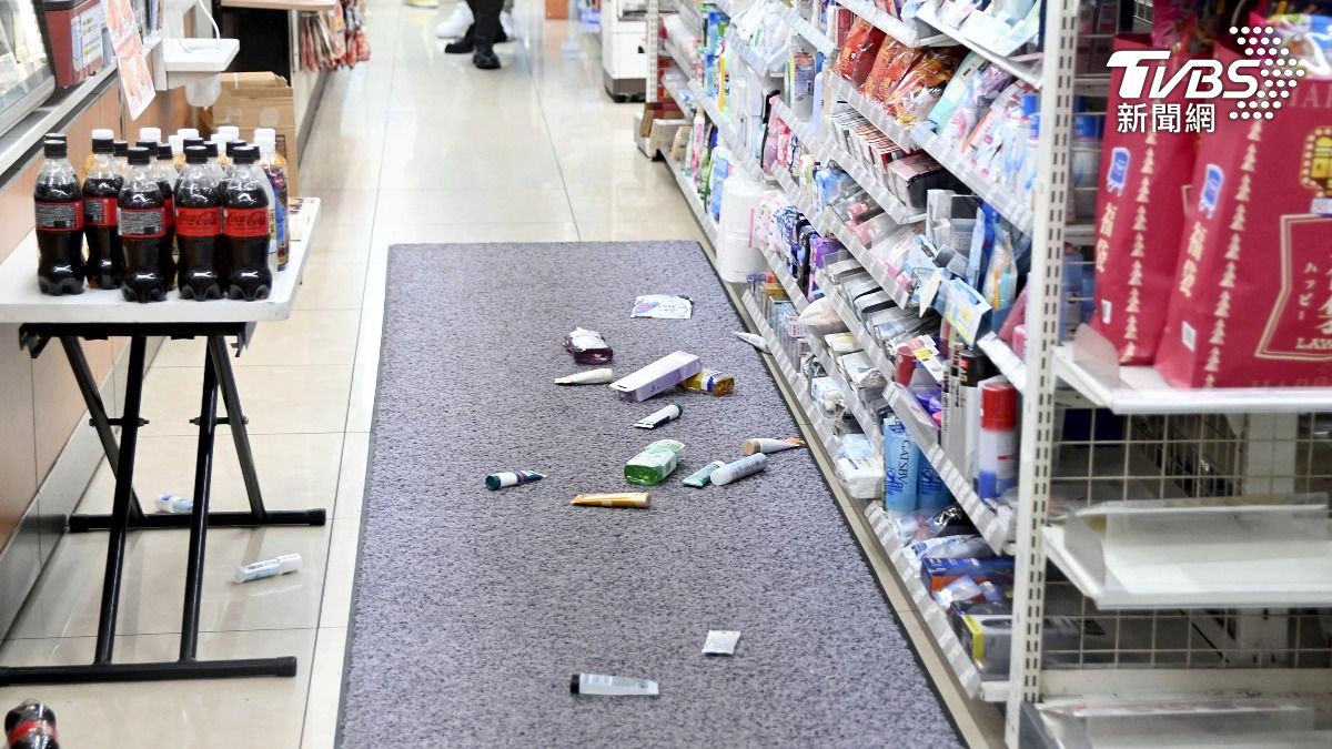 社群媒體不斷出現超商貨品掉落滿地、路面龜裂等災情。(圖/達志影像美聯社)