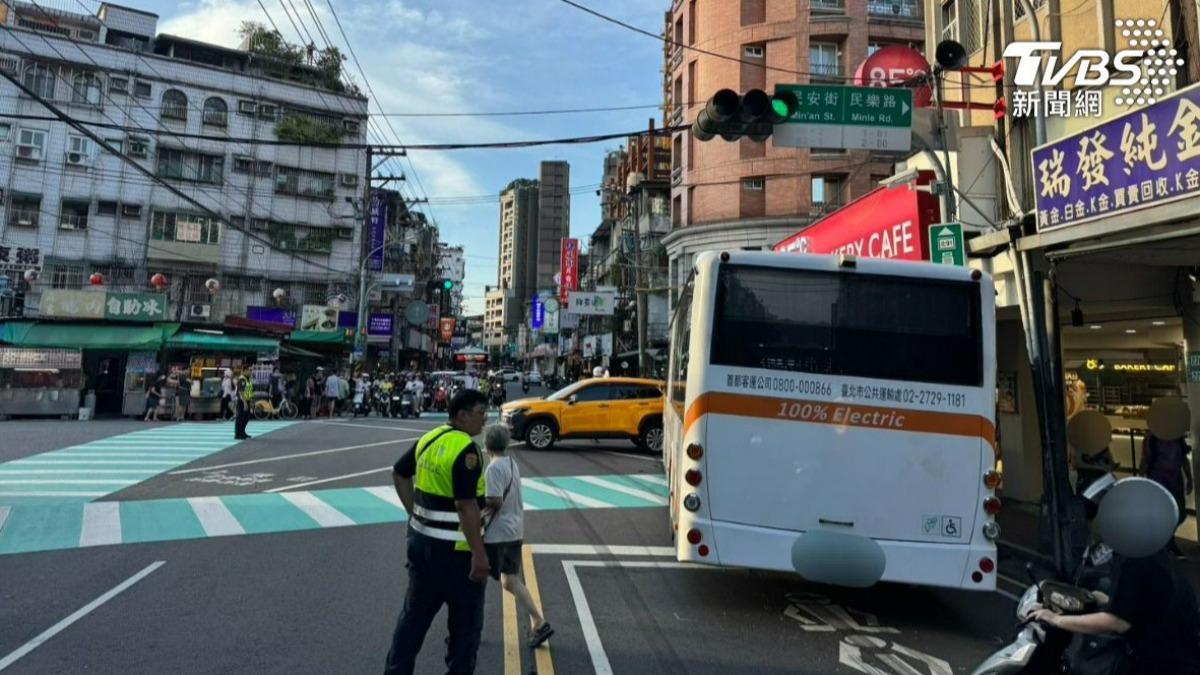 公車暴衝撞上雙載機車,造成1名婦人傷重死亡。(圖/TVBS)