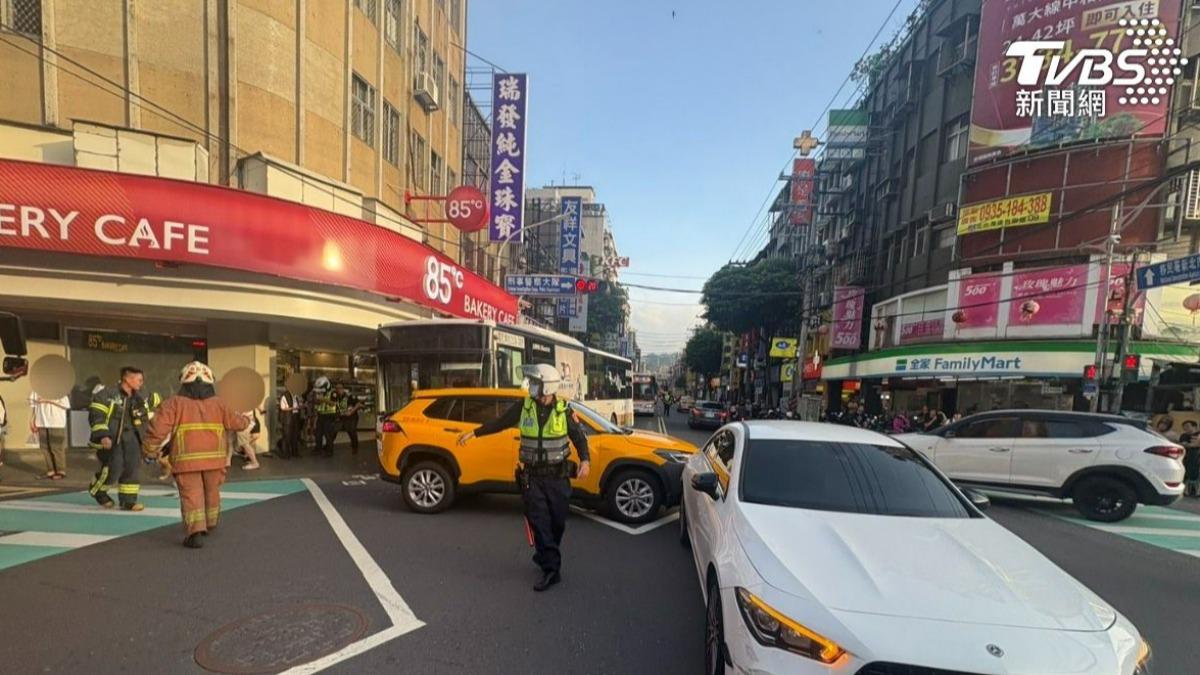 公車暴衝撞上雙載機車,造成1名婦人傷重死亡。(圖/TVBS)