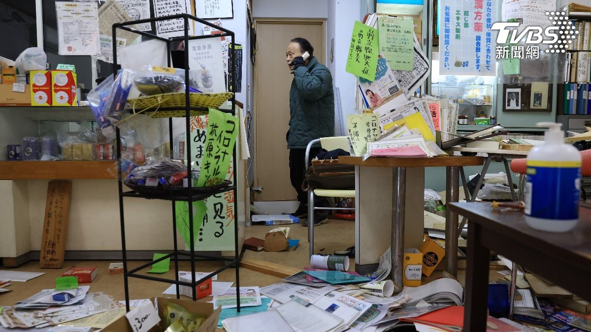 地震使當地商家貨物掉滿地。(圖／達志影像美聯社)