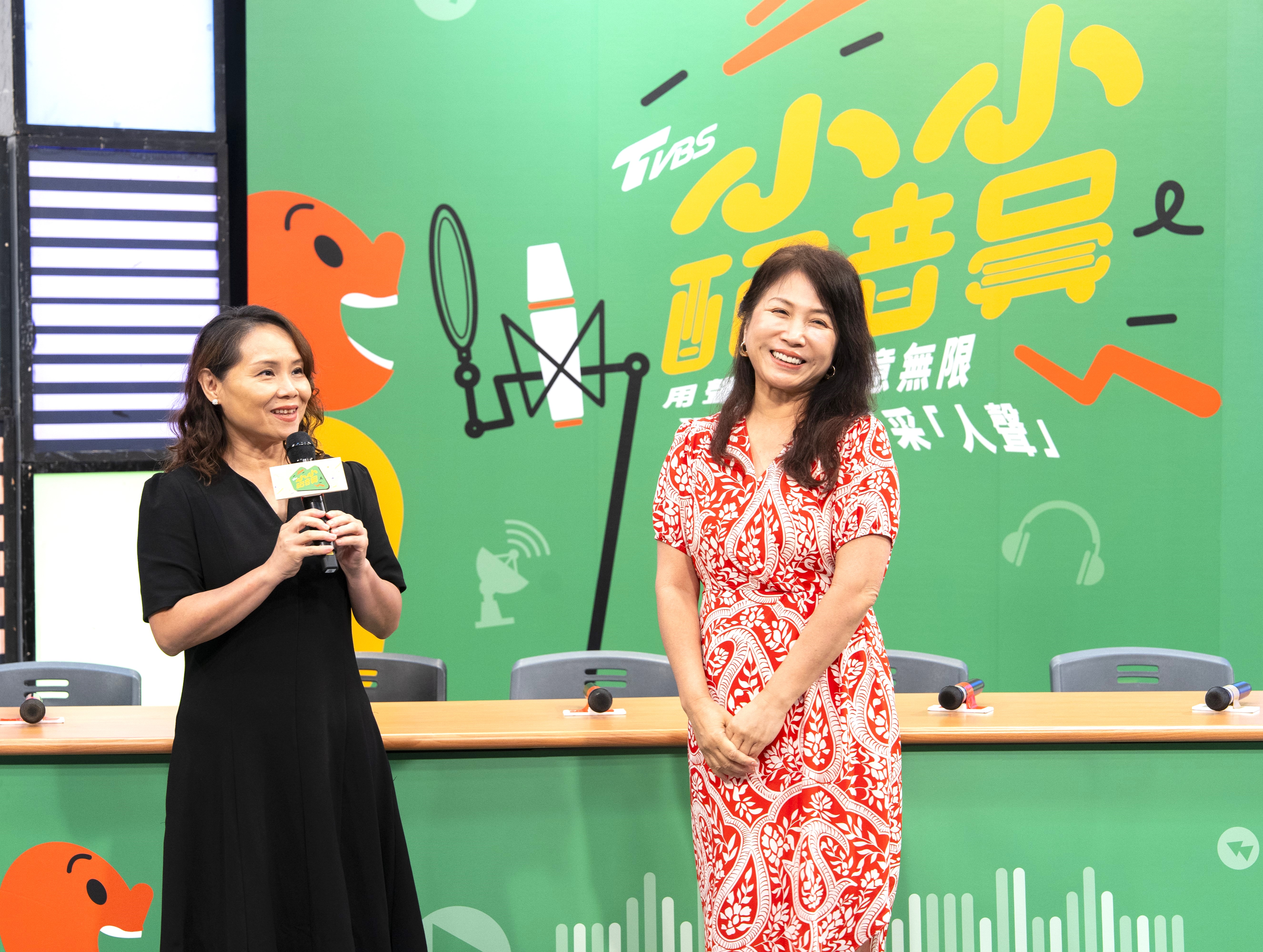 ▲ 「花媽」配音名師 王瑞芹(右)與「Siri」盧怡君老師(左)課程中分享配音技巧。照片╱TVBS提供