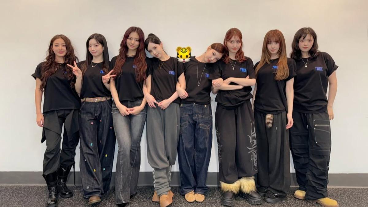 TWICE以全黑造型演出，展現對香港災民的慰問之意。（圖／翻攝自IG）