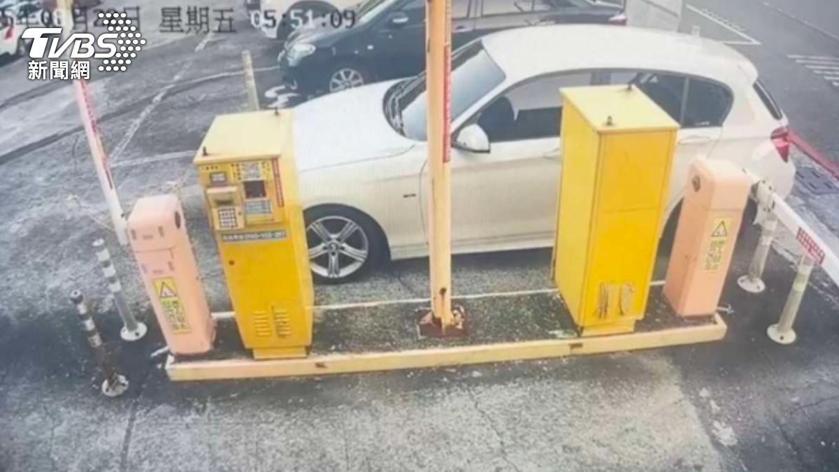 楊云豪駕車抵達羅天義住處旁停車場待命。(圖/TVBS)