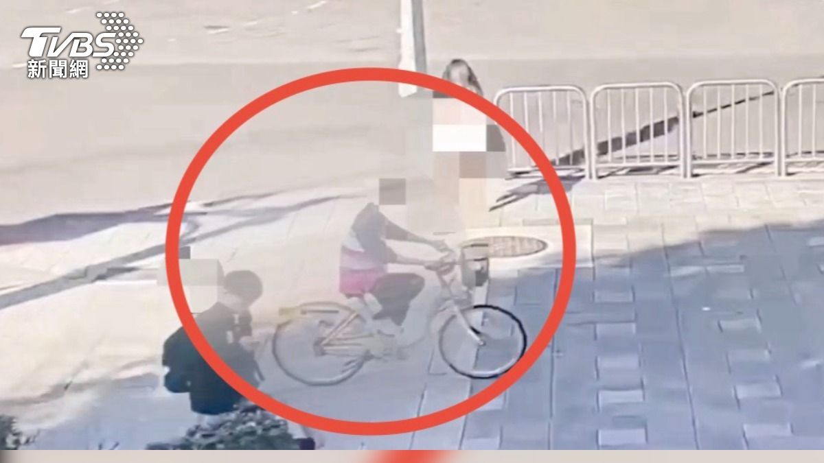郭嫌下公車後步行至污水處理廠,換騎共享單車至臺北車站一帶。(圖/TVBS)