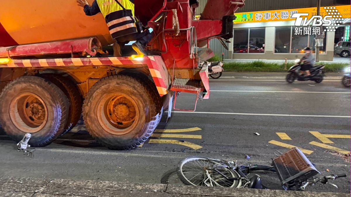 水泥預拌車右轉撞上腳踏車婦人,現場血跡斑斑。(圖/民眾提供)
