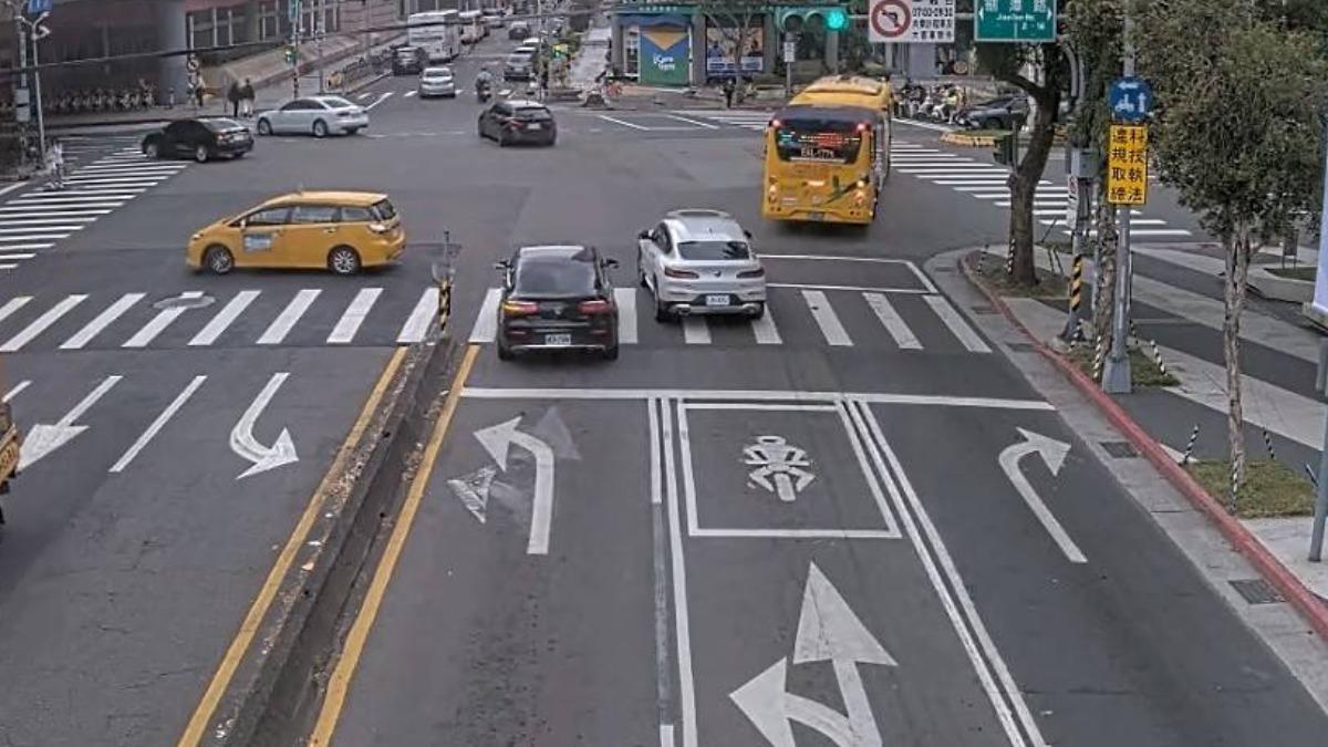基河路與劍潭路口。(圖/台北市交通警察大隊提供)