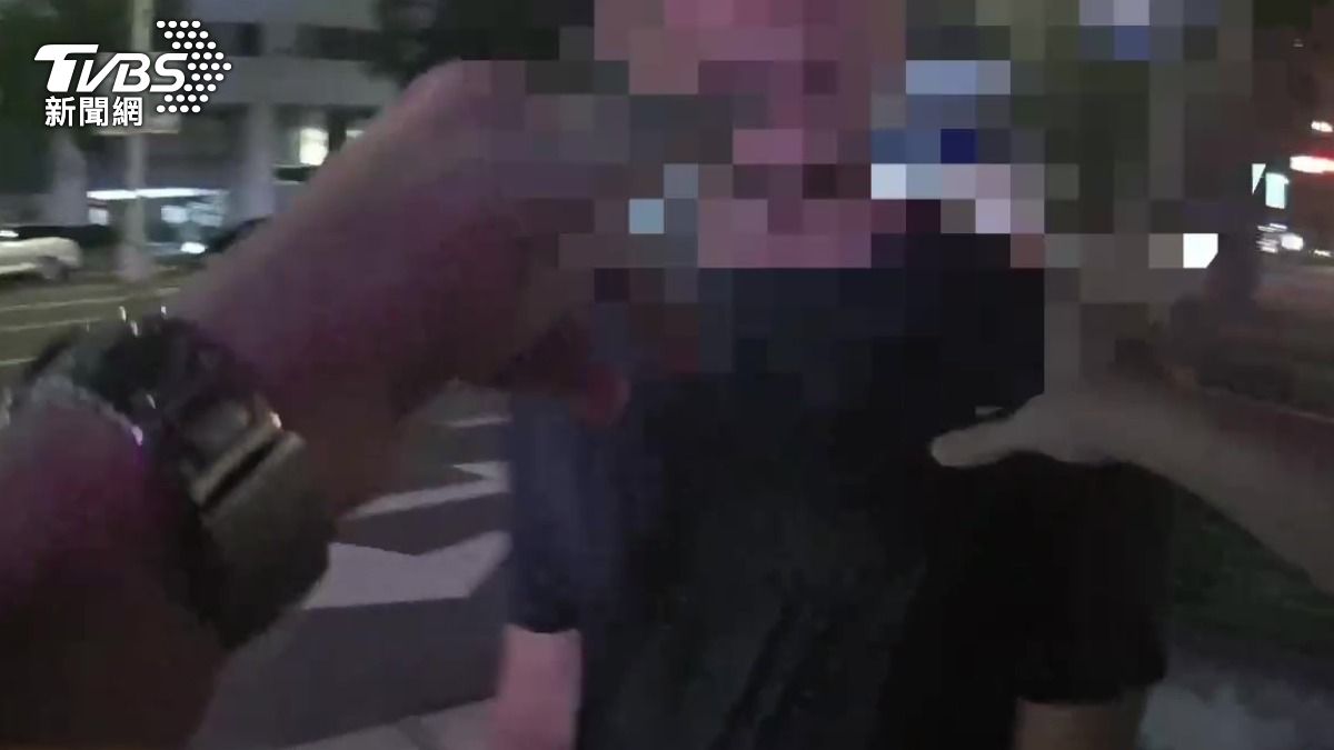 男子不服攔查還用髒話罵警方遭法院判罰5千元。(圖/TVBS)